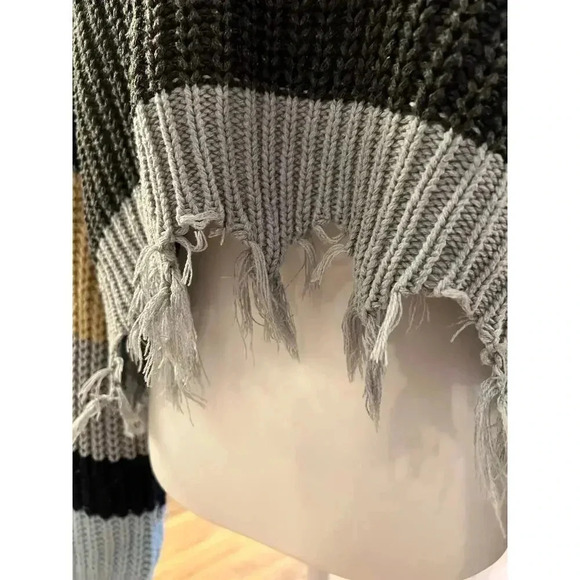 Leeli + Lou tattered oversized v neck sweater size medium - Picture 2 of 6